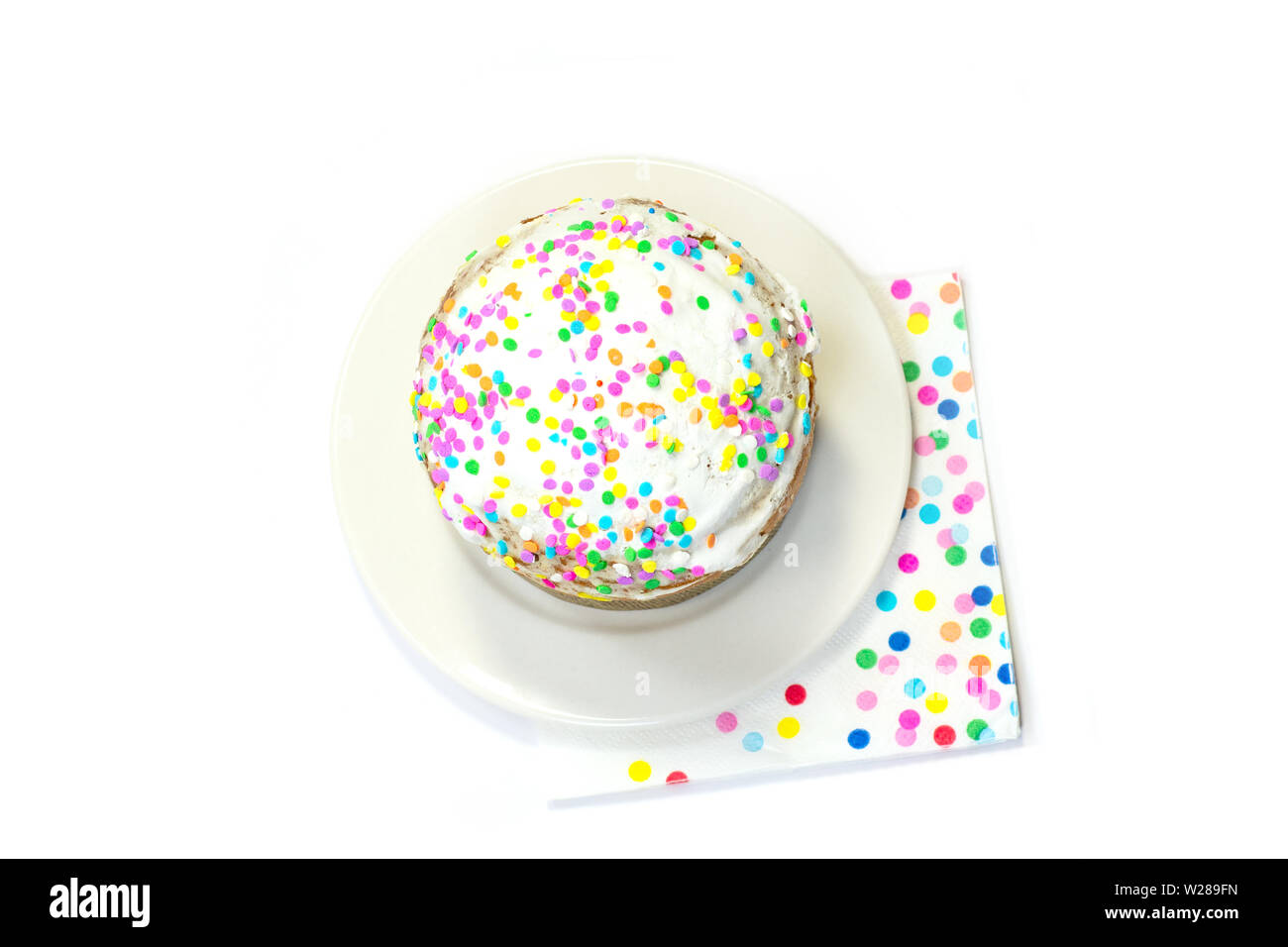 Torta di Pasqua (o una torta di confetti per ogni occasione) con colorate decorate in un arcobaleno di colori, un abbinamento igienico, isolato su bianco. Scatto dall'alto Foto Stock