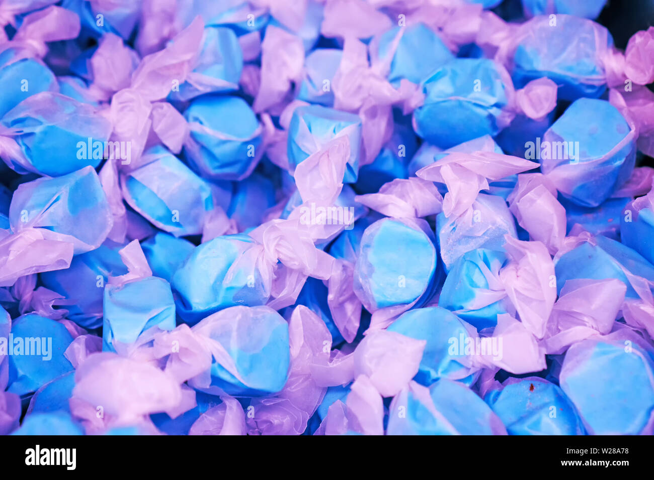 Blue candy in involucri di rosa Foto Stock