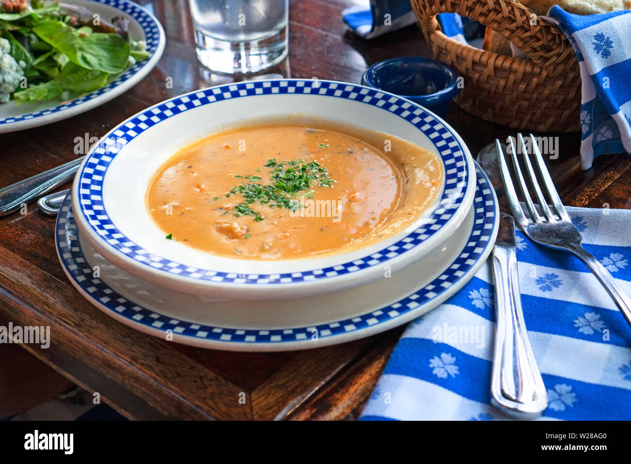 Una piastra di una deliziosa zuppa di aragosta su un tavolo in un ristorante Foto Stock