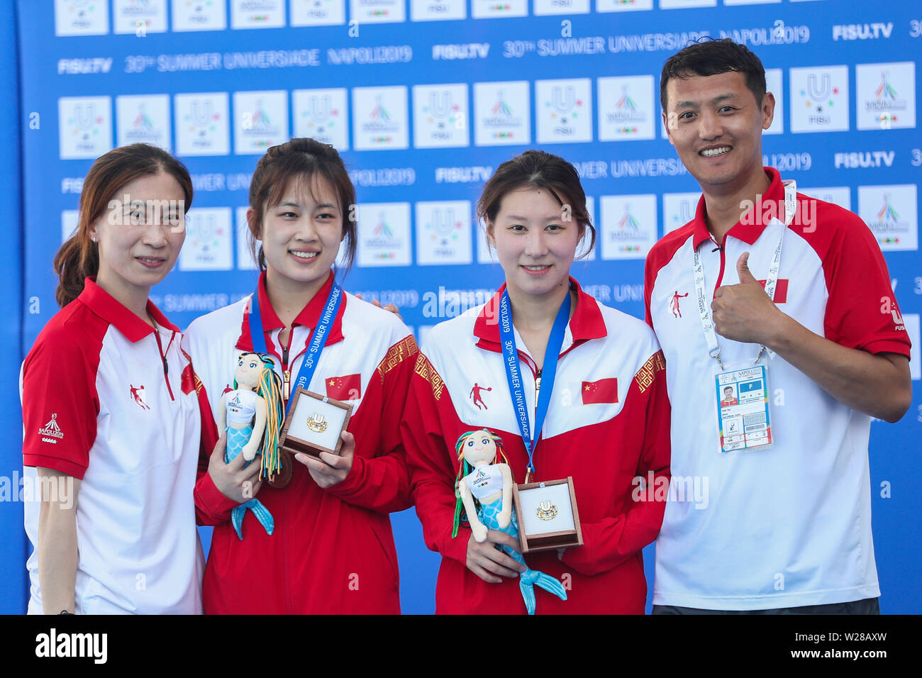 Napoli, Italia. 6 Luglio, 2019. Gold medalists Jiao Jingjing (seconda R) /Wu Jiao (2 L) della Cina e i loro allenatori Cheng Jingjing (1L) e Yan Hui (1R) pongono dopo la premiazione di donne 10m sincronizzato tuffi dalla piattaforma al trentesimo Universiade estiva a Napoli, Italia, Luglio 6, 2019. Credito: Zheng Huansong/Xinhua/Alamy Live News Foto Stock