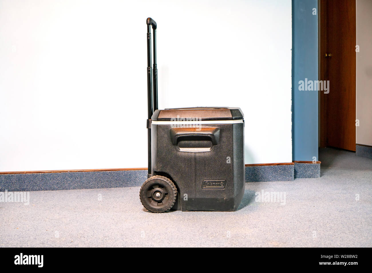 Seattle WA 17 Giugno 2019. Un nero refrigeratore Coleman siede sul pavimento in un appartamento camera, Pranzo per un viaggio Foto Stock