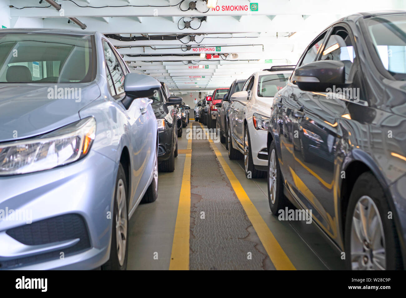 Mukilteo WA - 18 maggio 2019. Righe di vetture su un ponte per auto su un traghetto. Foto Stock