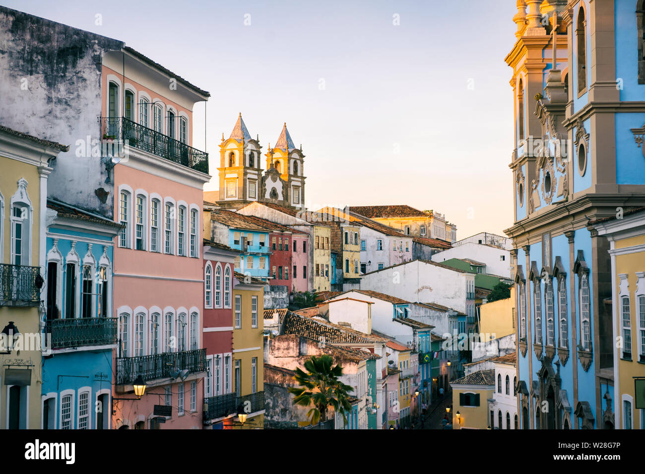 Panoramica vista del tramonto di una storica piazza circondata da edifici coloniali nel quartiere turistico di Pelourinho, in Salvador de Bahia, Brasile, Foto Stock