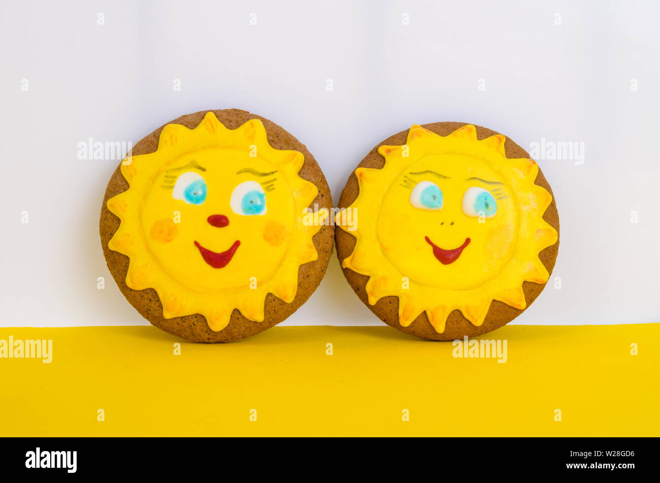 Due fatti in casa di panpepato, biscotti a forma di sun. Amicizia day celebrazione concept Foto Stock