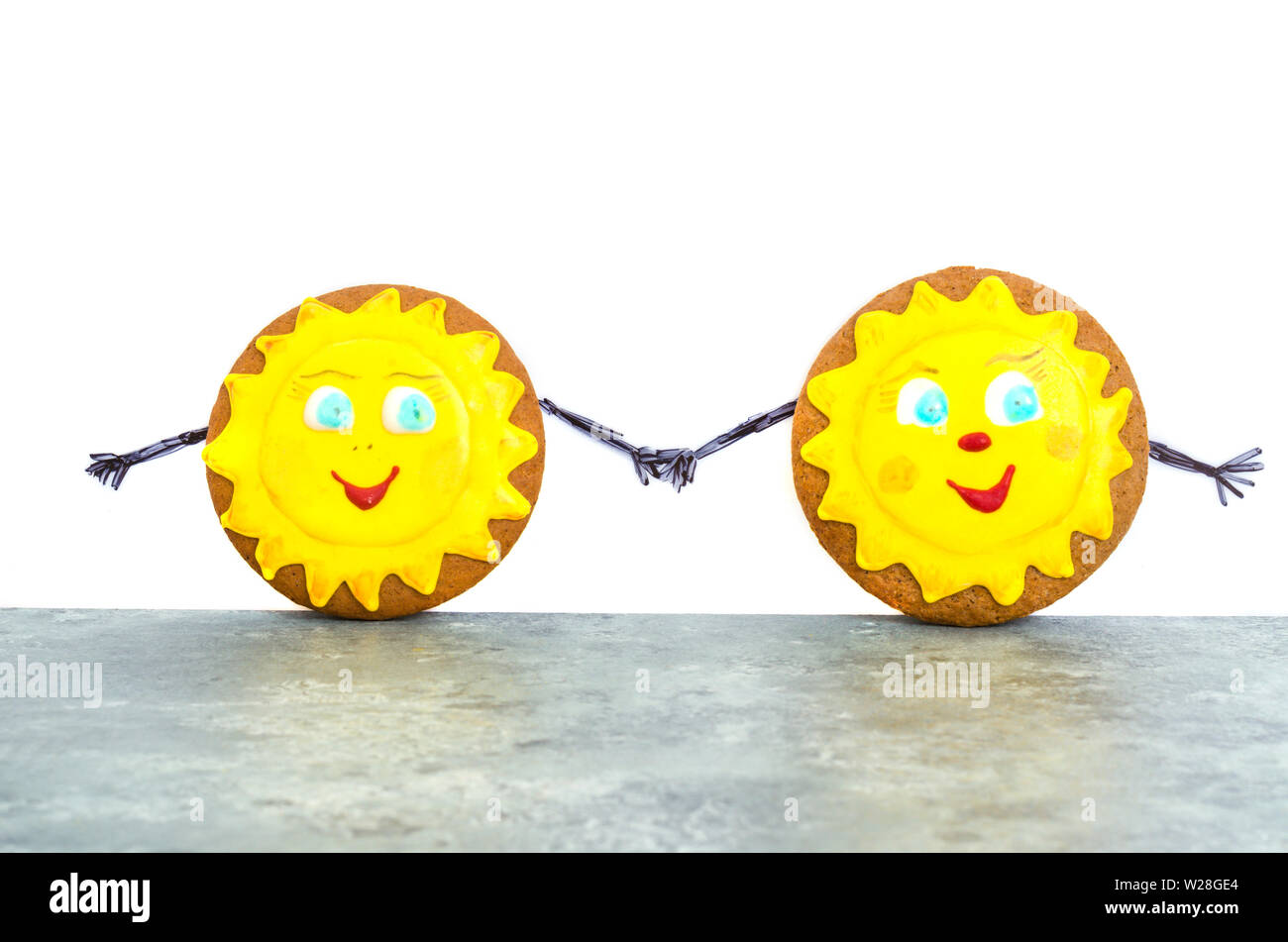 Due fatti in casa di panpepato, biscotti a forma di sun. Amicizia day celebrazione concept Foto Stock