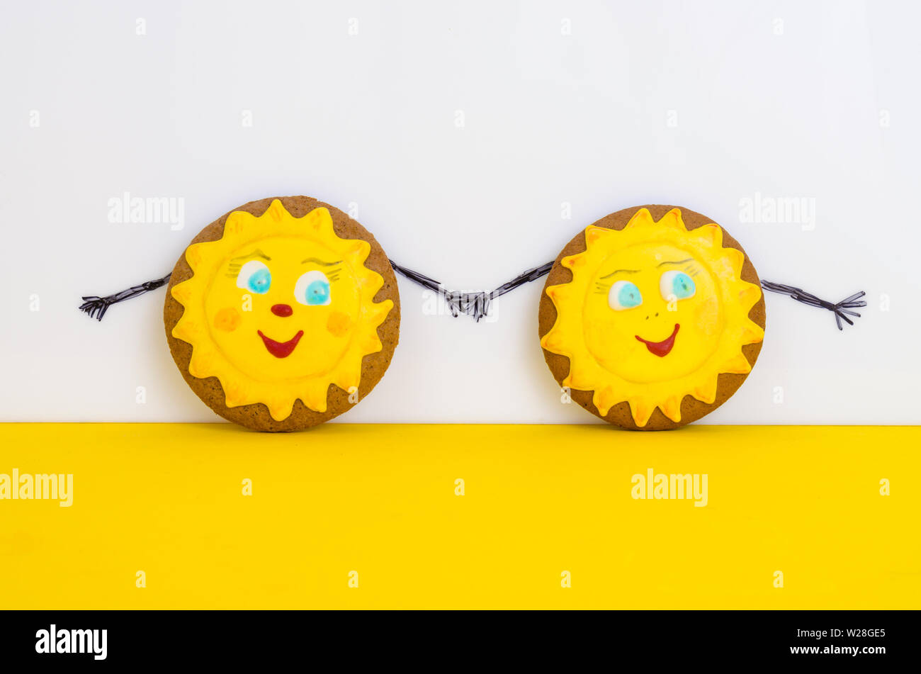 Due fatti in casa di panpepato, biscotti a forma di sun. Amicizia day celebrazione concept Foto Stock