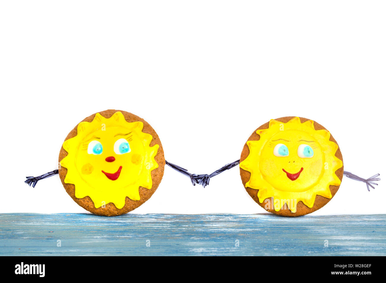 Due fatti in casa di panpepato, biscotti a forma di sun. Amicizia day celebrazione concept Foto Stock