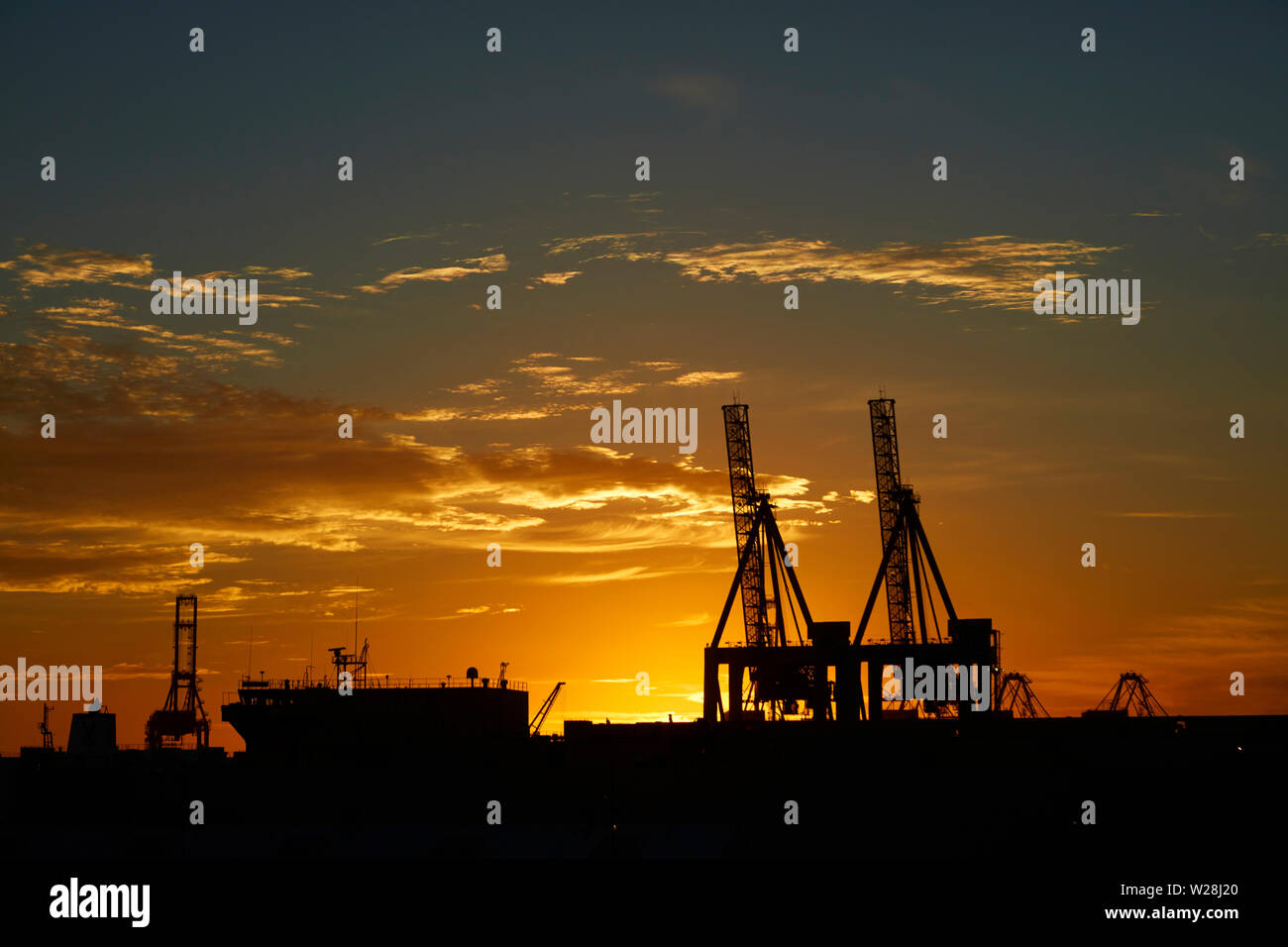 Una gru a porti di Auckland al tramonto, Auckland, Isola del nord, Nuova Zelanda Foto Stock