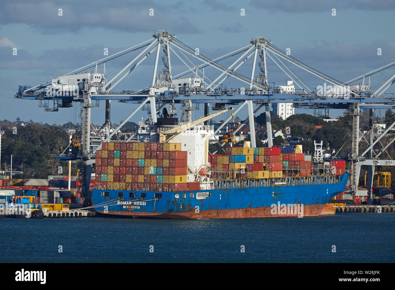 Bomar Rossi nave container e gru presso i porti di Auckland Auckland North Island, Nuova Zelanda Foto Stock