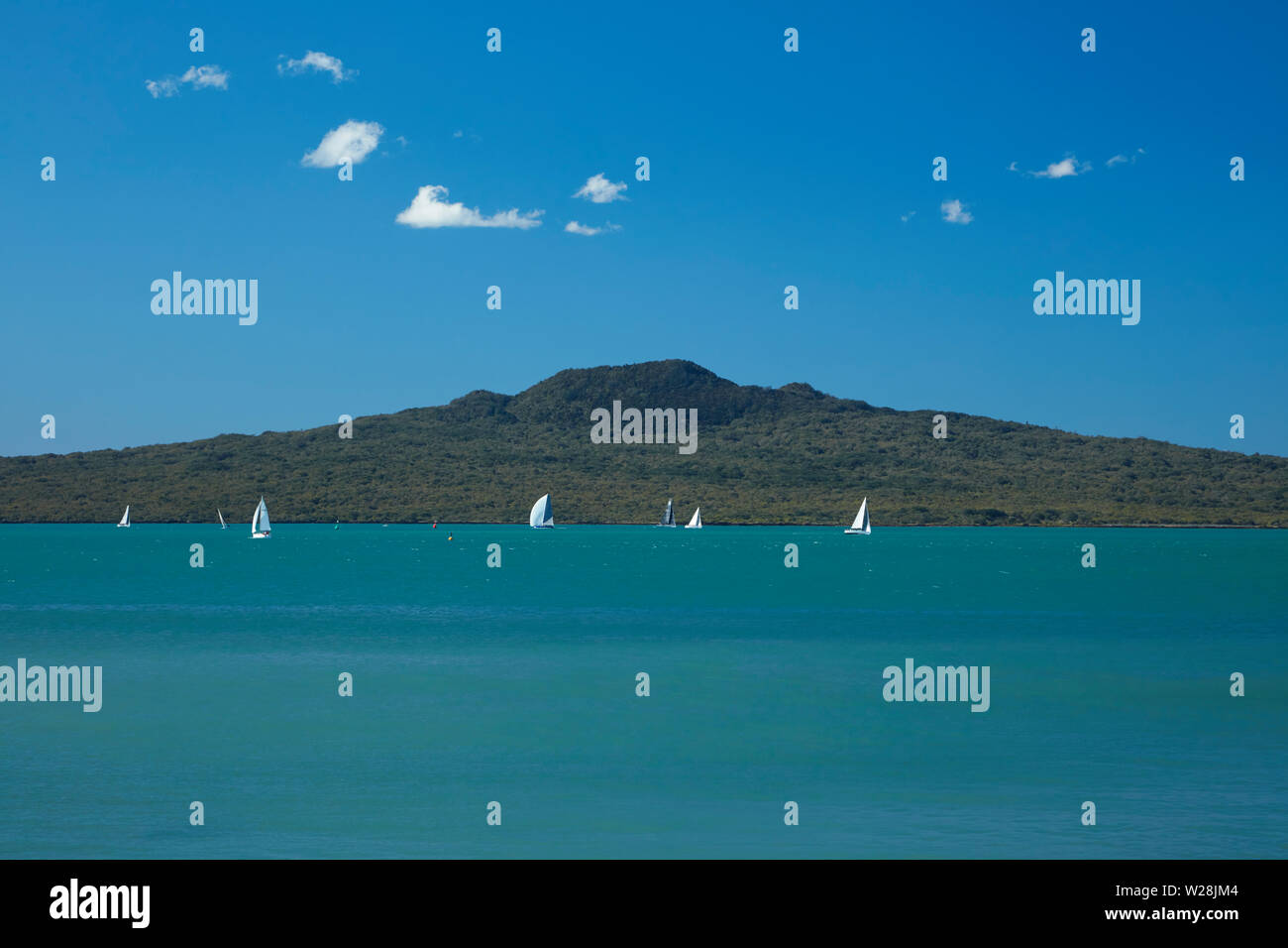 Isola di Rangitoto e yacht, visto da di Devonport, Auckland, Isola del nord, Nuova Zelanda Foto Stock