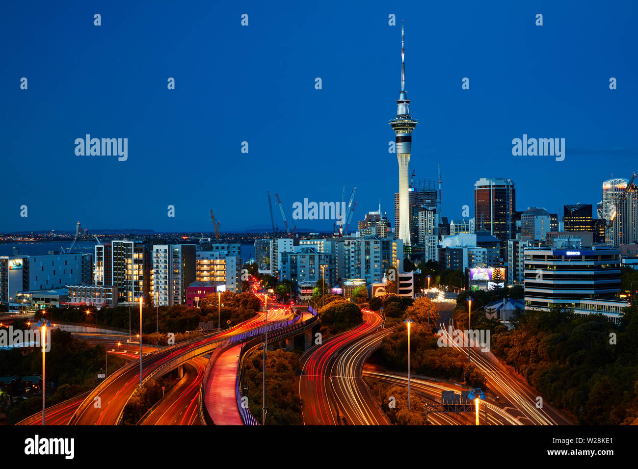 Autostrade, Lightpath cycleway, e Sky Tower al tramonto, Auckland, Isola del nord, Nuova Zelanda Foto Stock