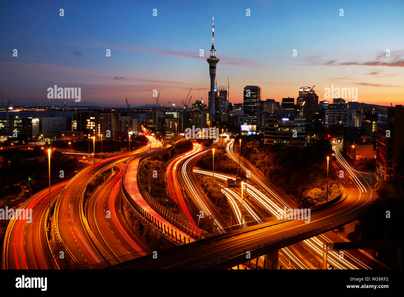 Autostrade, Lightpath cycleway, e Sky Tower di Auckland, Isola del nord, Nuova Zelanda Foto Stock