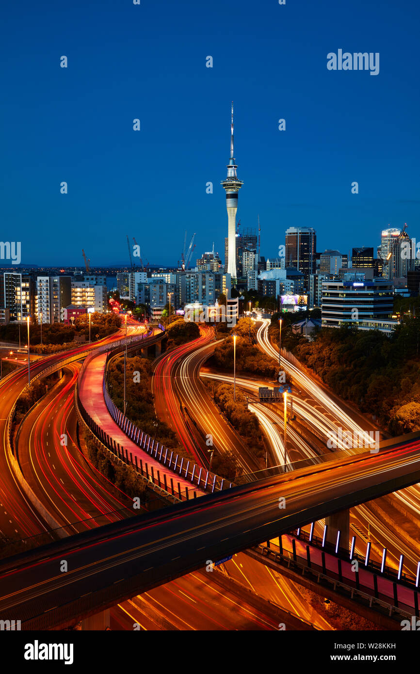 Autostrade, Lightpath cycleway, e Sky Tower al tramonto, Auckland, Isola del nord, Nuova Zelanda Foto Stock