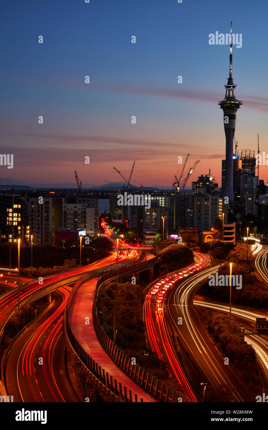 Autostrade, Lightpath cycleway, e Sky Tower di Auckland, Isola del nord, Nuova Zelanda Foto Stock