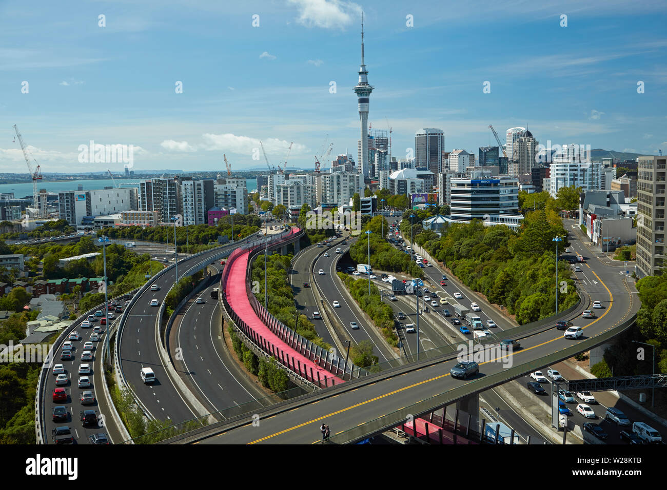 Autostrade, Lightpath cycleway, e Sky Tower di Auckland, Isola del nord, Nuova Zelanda Foto Stock