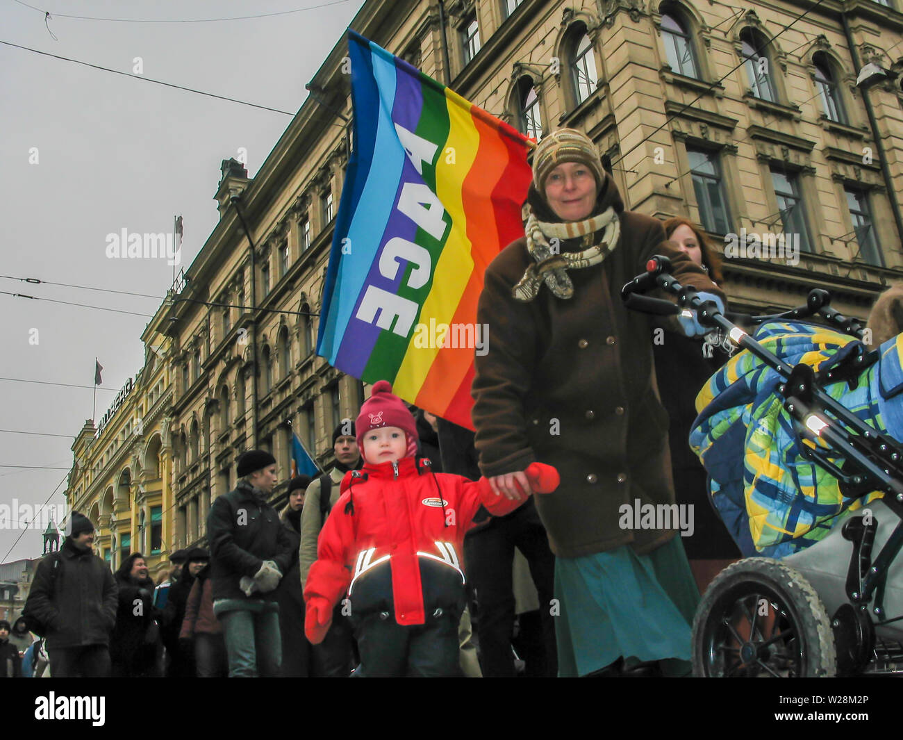 Helsinki, Finlandia - 22 Marzo 2003: anti-guerra di manifestanti marzo attraverso il centro di Helsinki per protestare contro la imminente Stati Uniti invasione dell'Iraq. Foto Stock