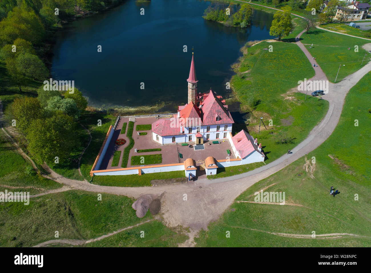 Priory Palace sulla riva del Lago Nero in un assolato pomeriggio di maggio (fotografia aerea). Gatchina, Russia Foto Stock