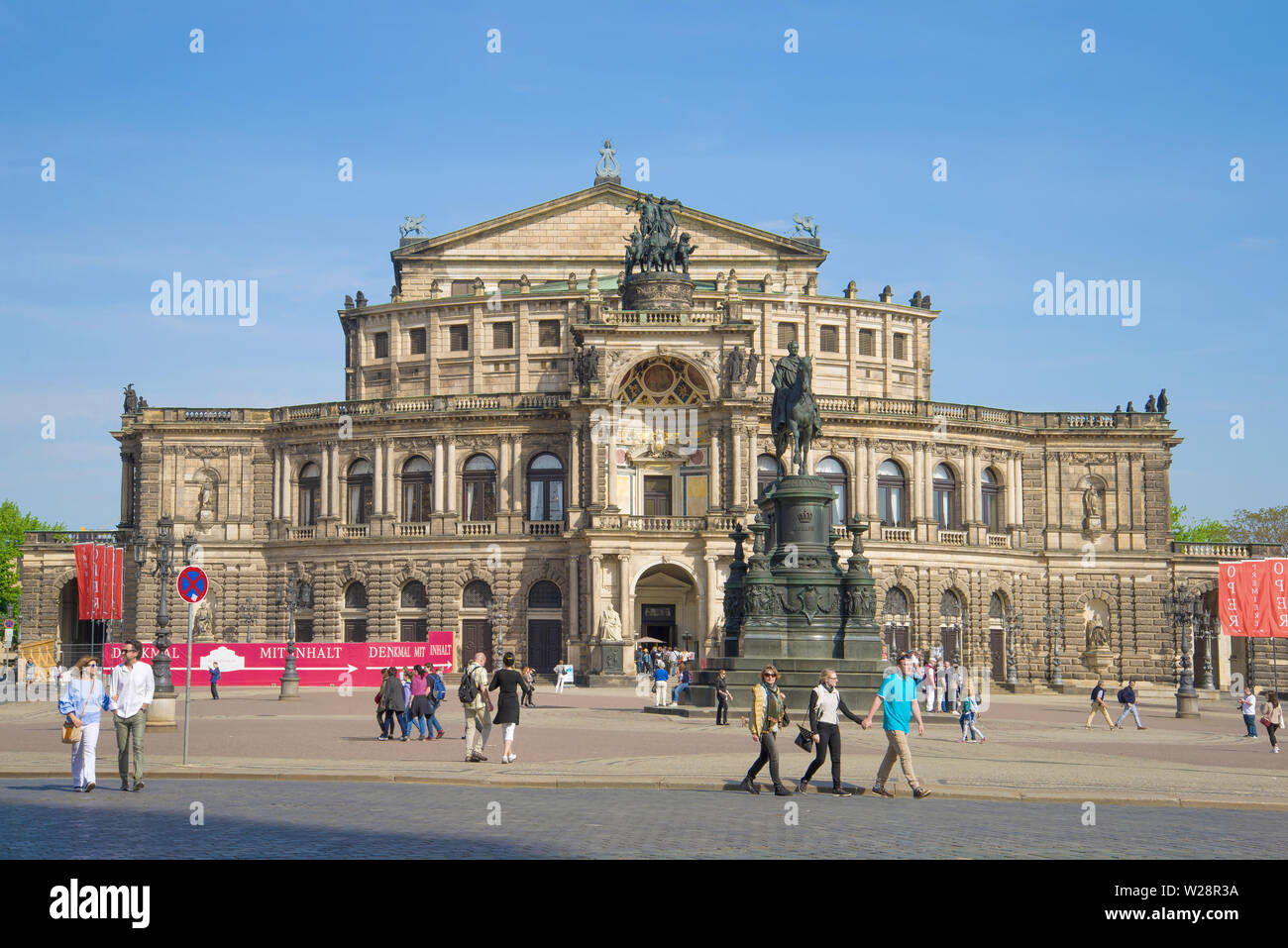 DRESDEN, Germania - 29 Aprile 2018: presso l'antico edificio della Semper Opera in una giornata di sole Foto Stock