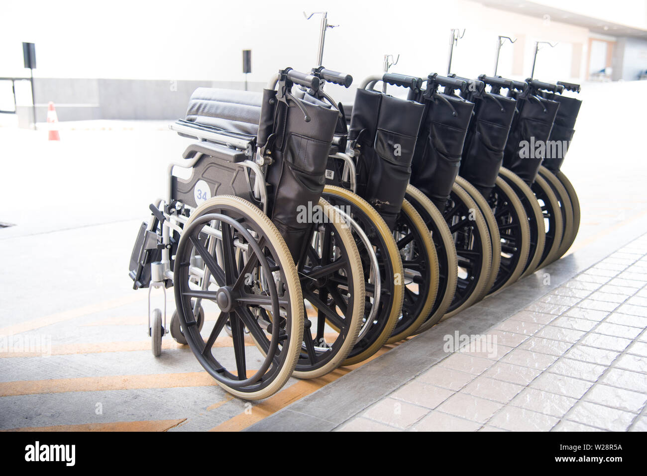 Rotolo di sedia a rotelle con il disco solare. Il concetto di assistenza sanitaria Foto Stock