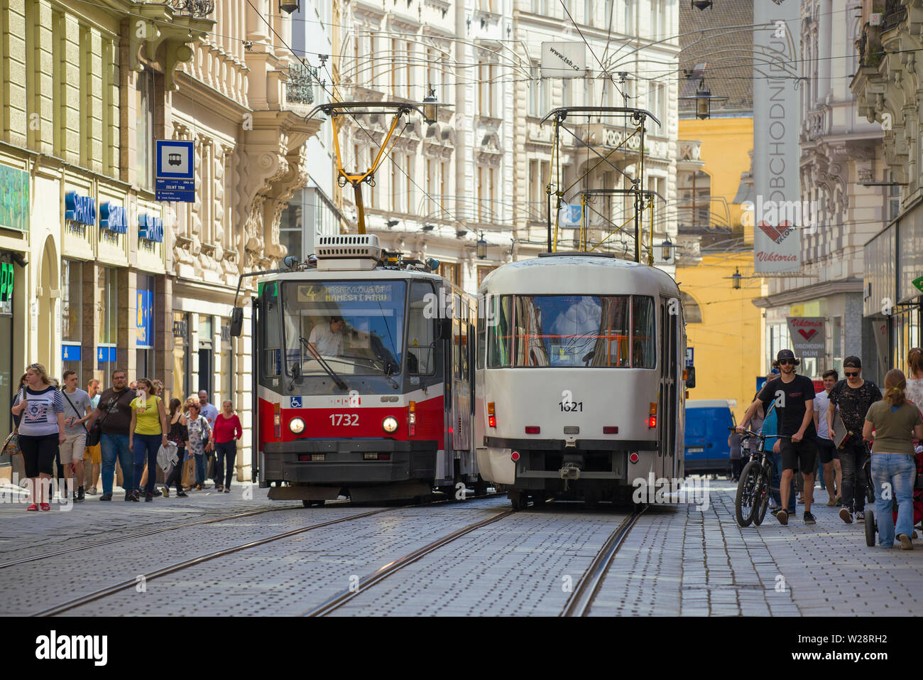 BRNO, Repubblica Ceca - 24 Aprile 2018: due tram su una strada di città in una giornata di sole Foto Stock