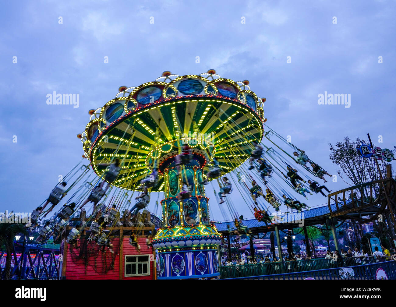 Chongqing Cina. 6 Luglio, 2019. I visitatori si divertono in un parco di divertimenti di notte a Chongqing, sud-ovest della Cina, Luglio 6, 2019. Credito: Liu Chan/Xinhua/Alamy Live News Foto Stock