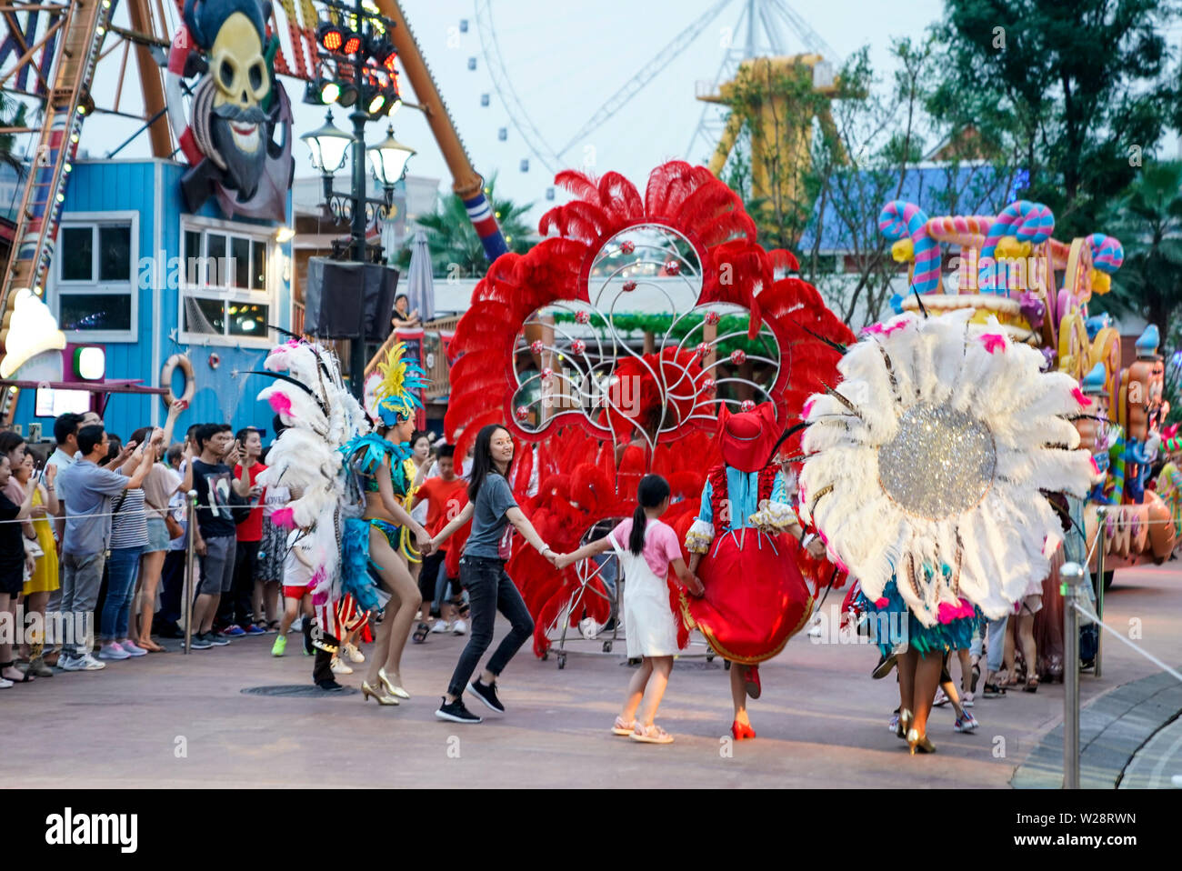 Chongqing Cina. 6 Luglio, 2019. I visitatori si divertono in un parco di divertimenti al tramonto a Chongqing, sud-ovest della Cina, Luglio 6, 2019. Credito: Liu Chan/Xinhua/Alamy Live News Foto Stock