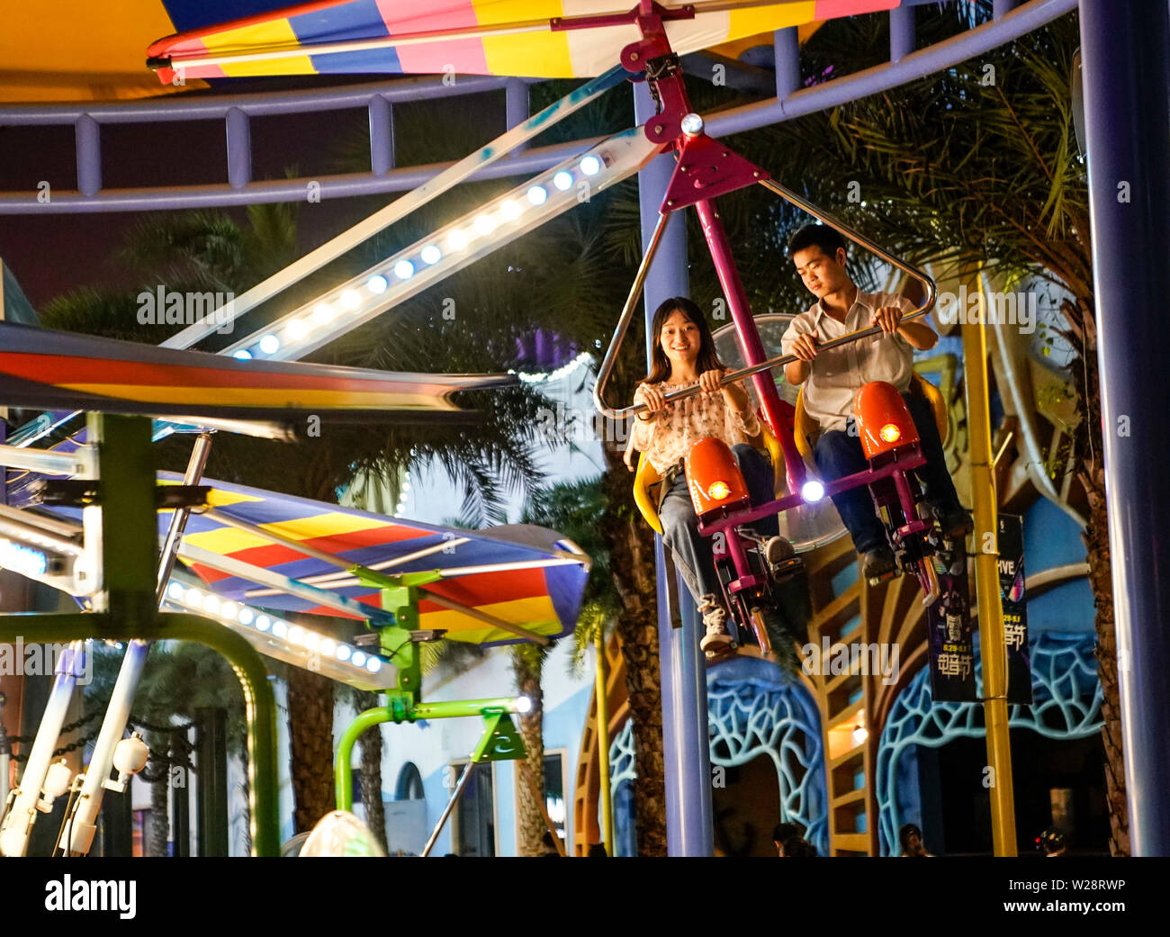 Chongqing Cina. 6 Luglio, 2019. I visitatori si divertono in un parco di divertimenti di notte a Chongqing, sud-ovest della Cina, Luglio 6, 2019. Credito: Liu Chan/Xinhua/Alamy Live News Foto Stock
