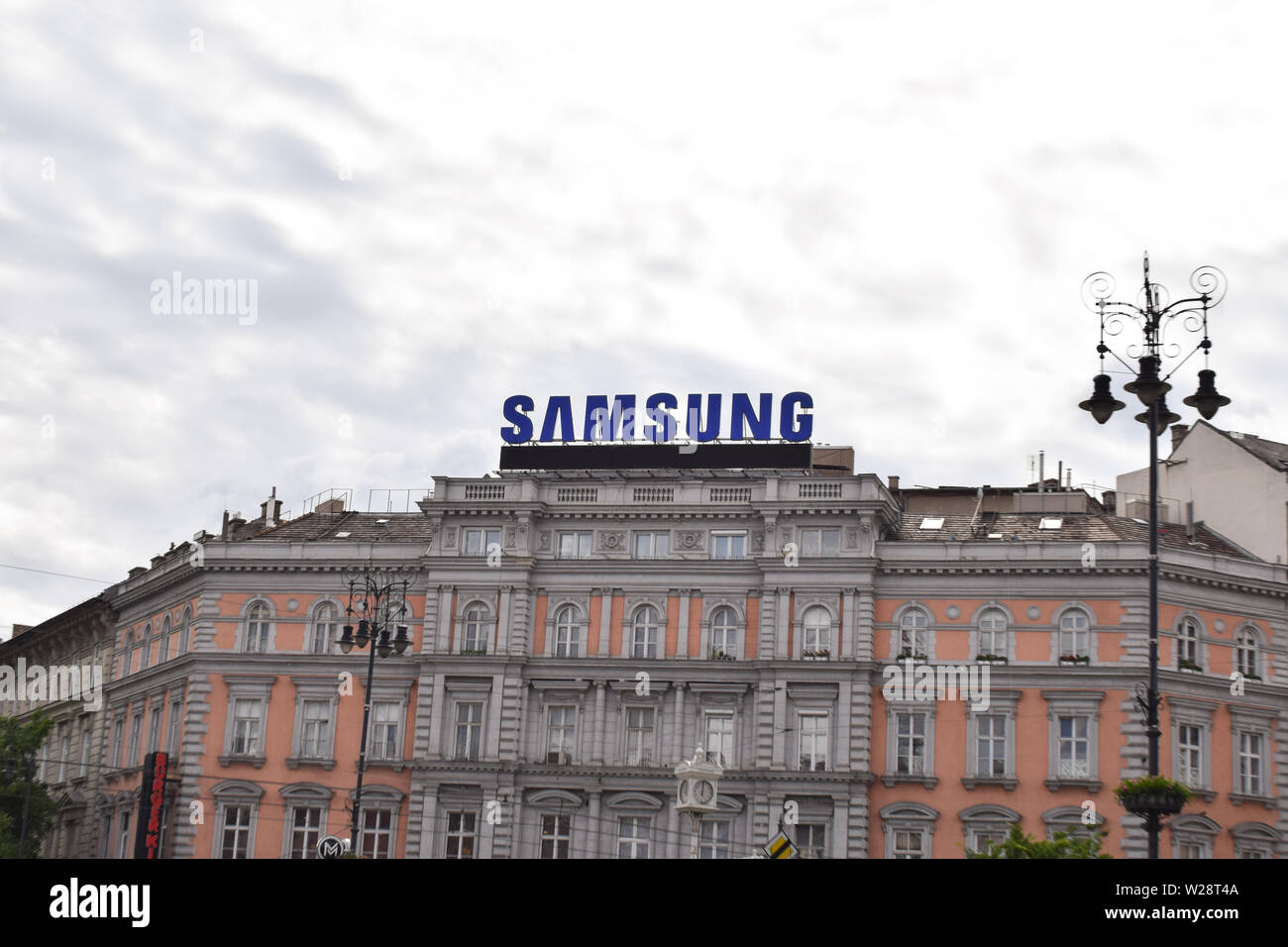 Budapest, Ungheria: Maggio/22/2019 - logo Samsung su edificio nel centro di Budapest contro il cielo blu con soffici nuvole bianche. Foto Stock