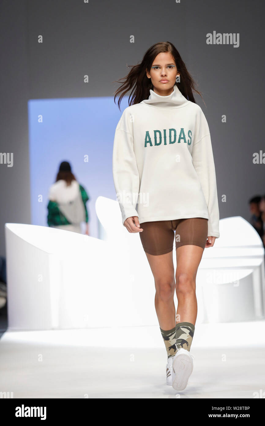 Adidas models immagini e fotografie stock ad alta risoluzione - Alamy