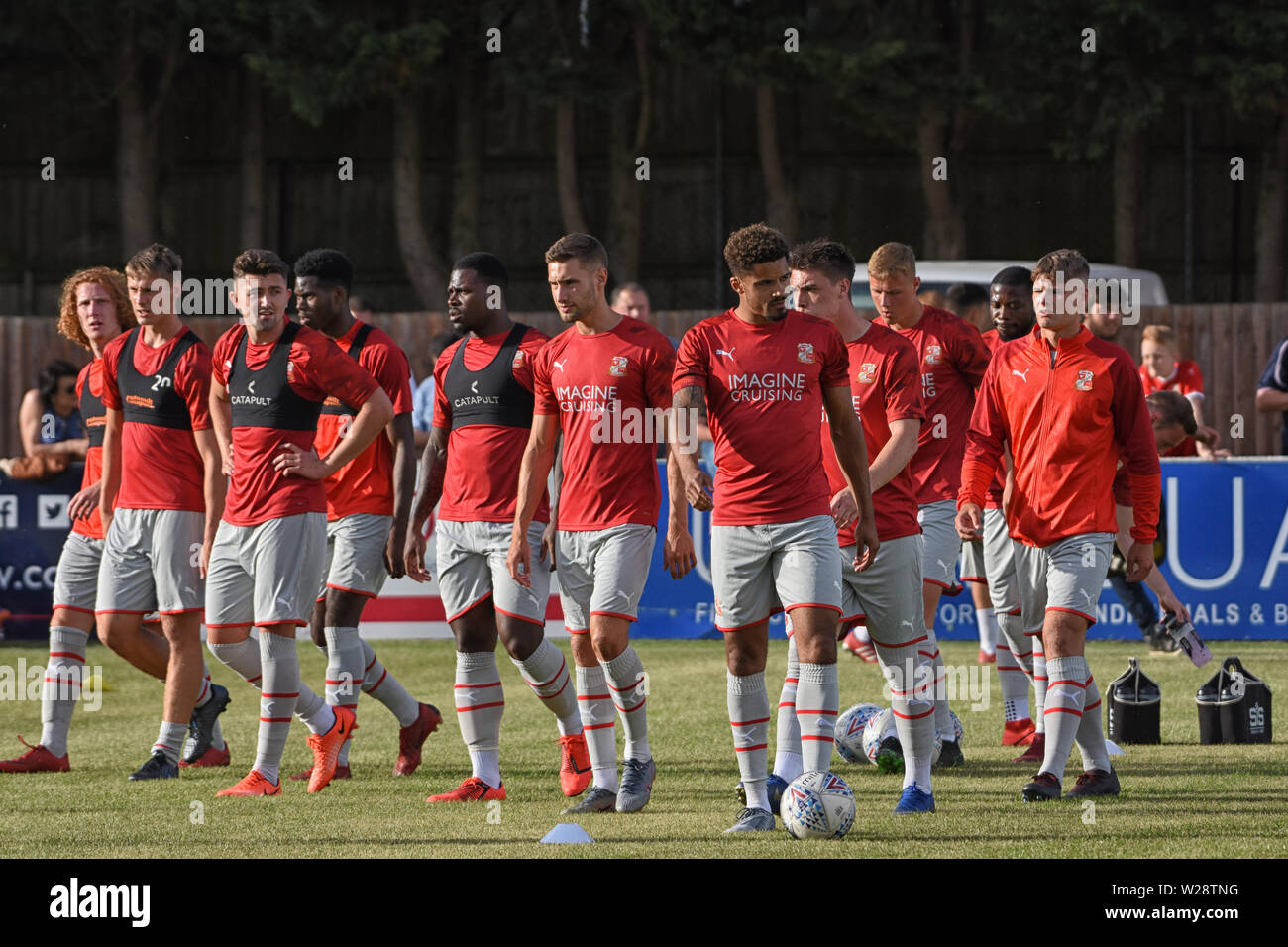 Swindon, Wiltshire, Regno Unito, 7 luglio 2019 la città di Swindon Fc gioca il Supermarine Fc friendly pre-stagione testa di giocatori sul campo Foto Stock