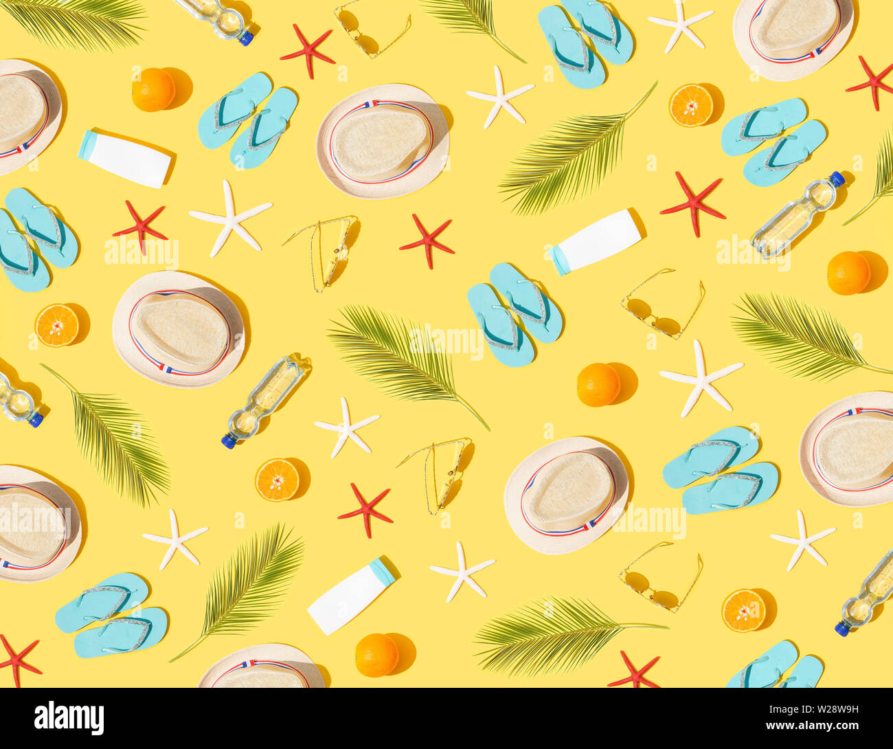 Concetto di spiaggia - seamless pattern di spiaggia accessori su sfondo giallo Foto Stock