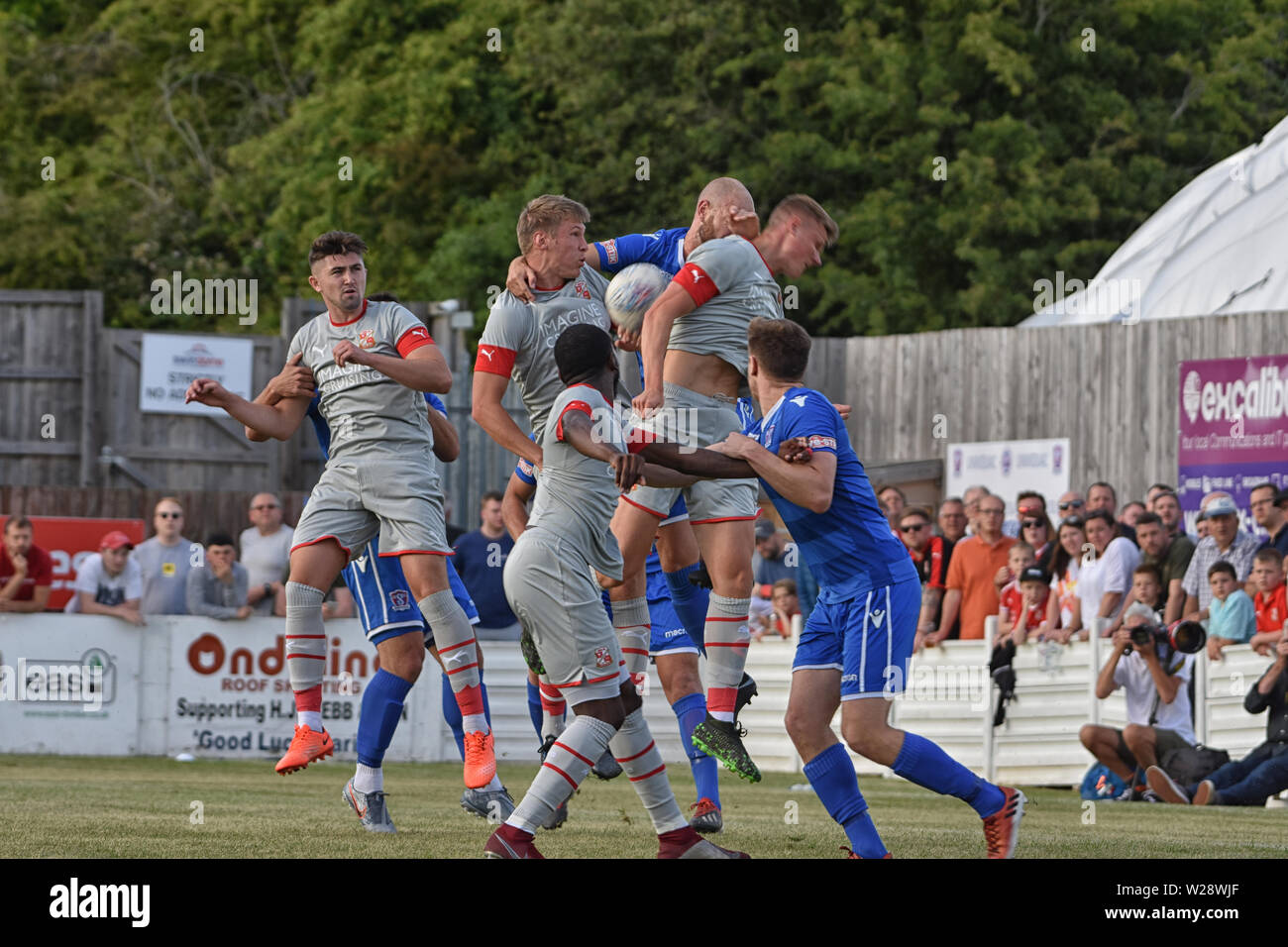 Città di Swindon giocatori fc andare per il traguardo dopo una croce in mentre il Supermarine fc cerco di difendere al webbswood stadium preseason partita amichevole Foto Stock