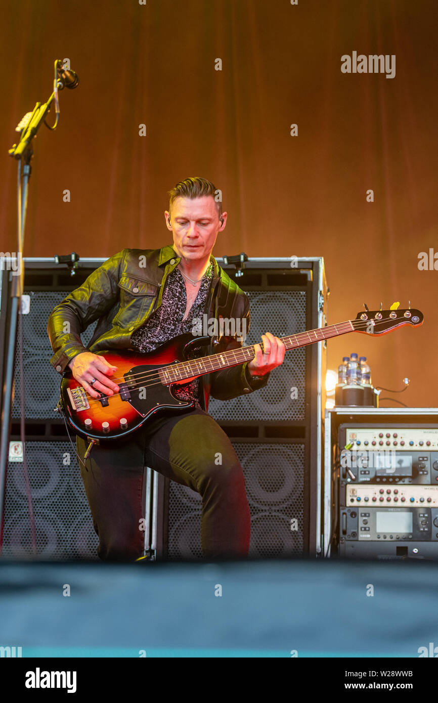 Richard Jones da Welsh Rock band Stereophonics esegue sul palco in Trinity College di Dublino come parte del Summer Festival di serie. Foto Stock
