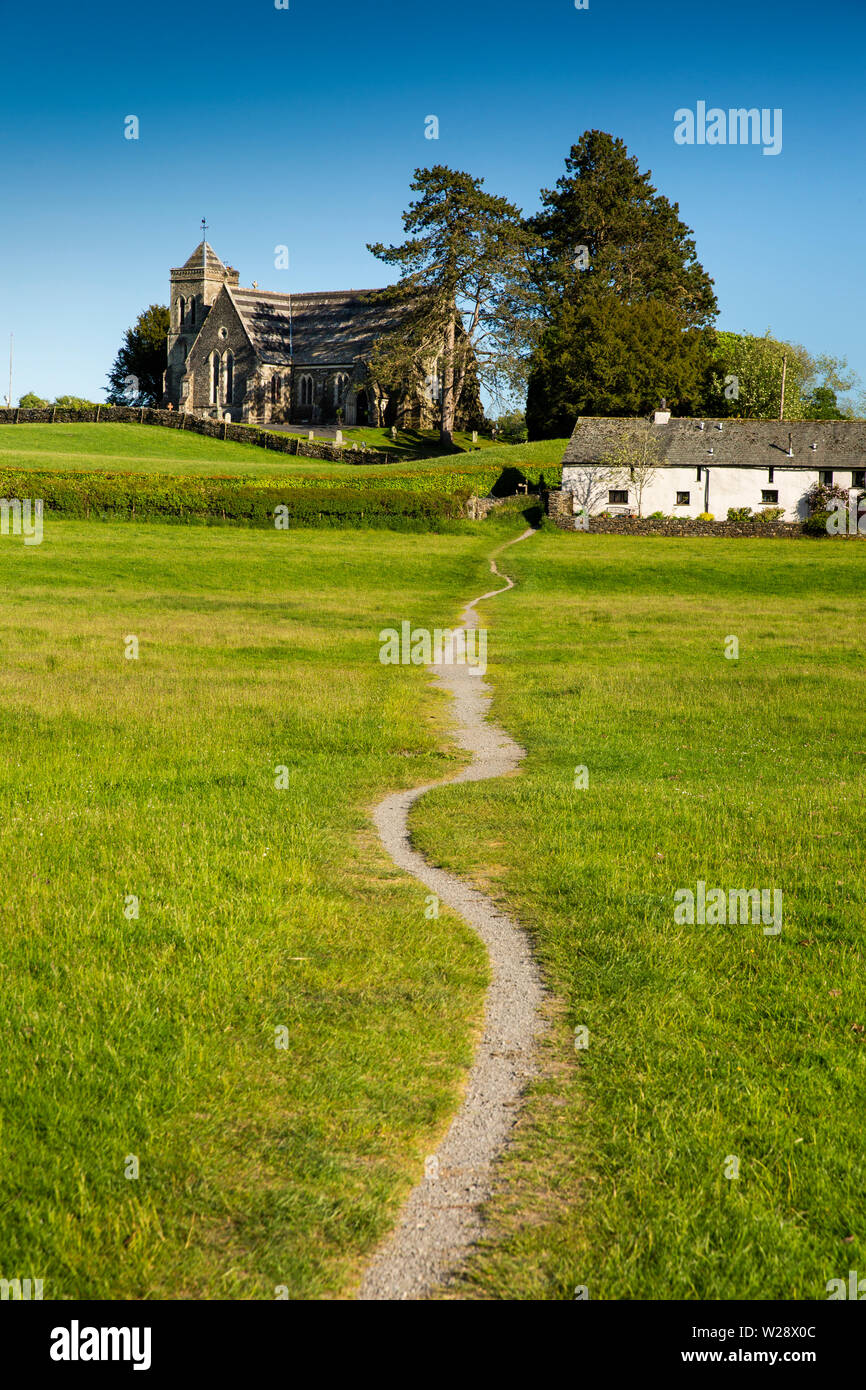 Regno Unito, Cumbria, Hawkshead, lungi Sawrey, percorso attraverso Hawkshead Flat verso case e la chiesa di San Pietro Foto Stock
