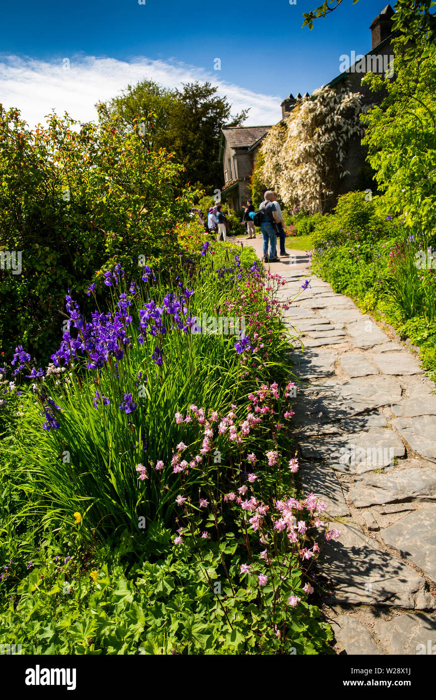 Regno Unito, Cumbria, Hawkshead, Near Sawrey, Hill Top Farm, Beatrix Potter home, fiori che crescono nel giardino Foto Stock