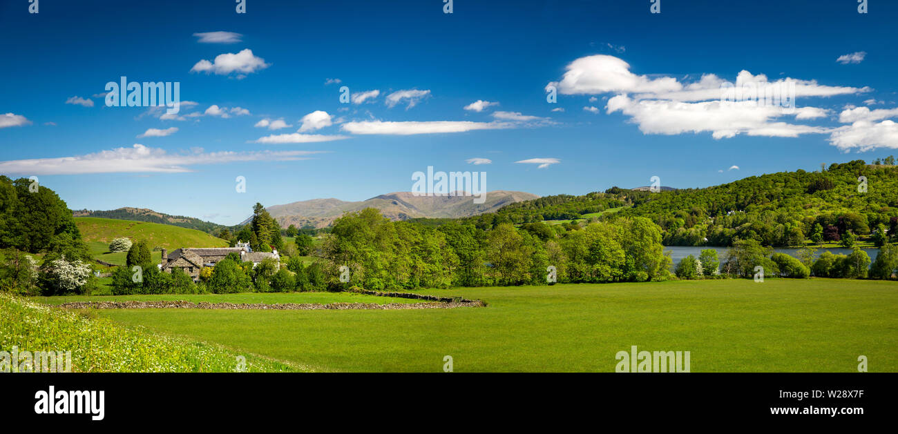 Regno Unito, Cumbria, Hawkshead, Esthwaite Hall e campi su banchi di acqua Esthwaite, panoramica Foto Stock