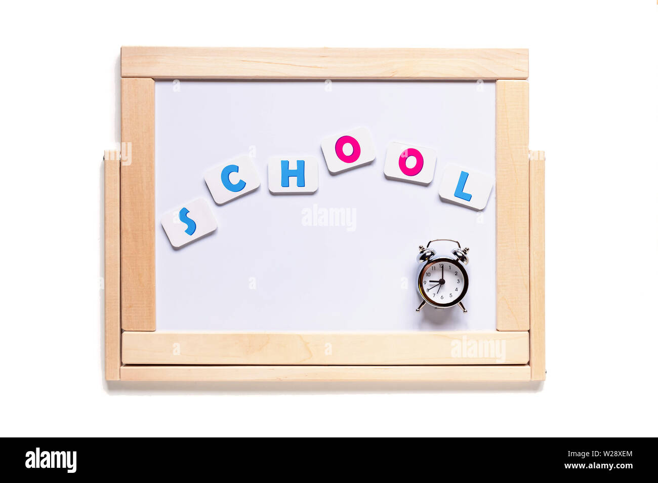 La scuola di iscrizione è prevista su un bianco della scheda magnetica. Si torna a scuola. Il tempo per la sveglia è di 9:00, l'inizio della lezione. Foto Stock