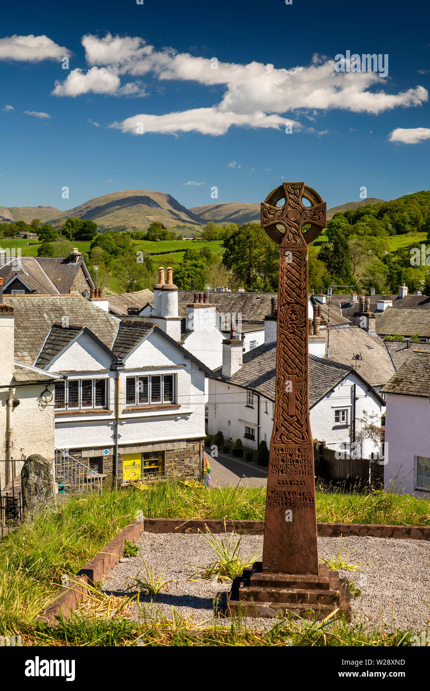 Regno Unito, Cumbria, Hawkshead, vista in elevazione del villaggio da Celtic Cross WW2 Memoriale di guerra in St Michaels sagrato della chiesa parrocchiale Foto Stock
