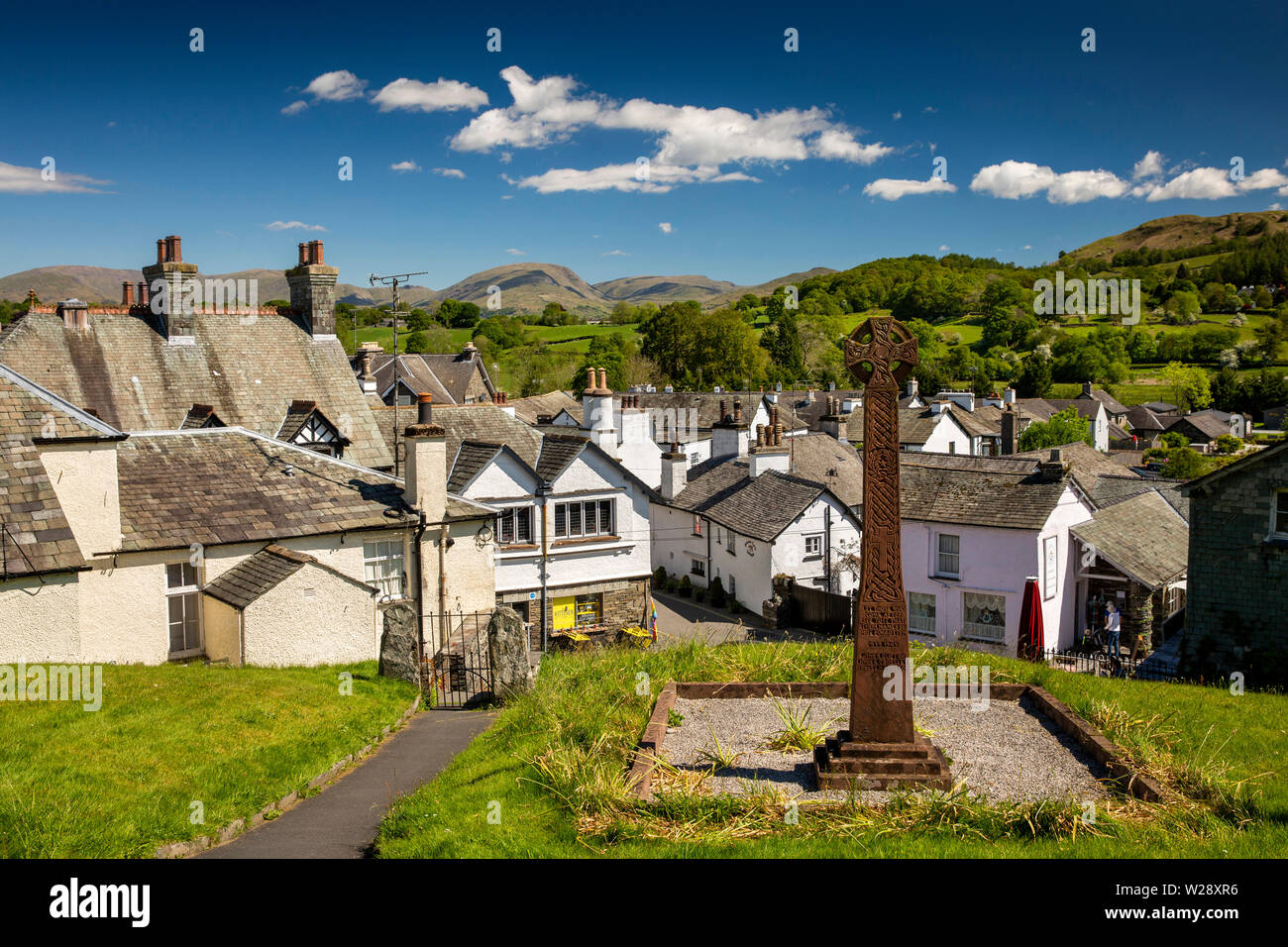 Regno Unito, Cumbria, Hawkshead, vista in elevazione del villaggio da Celtic Cross WW2 Memoriale di guerra in St Michaels sagrato della chiesa parrocchiale Foto Stock