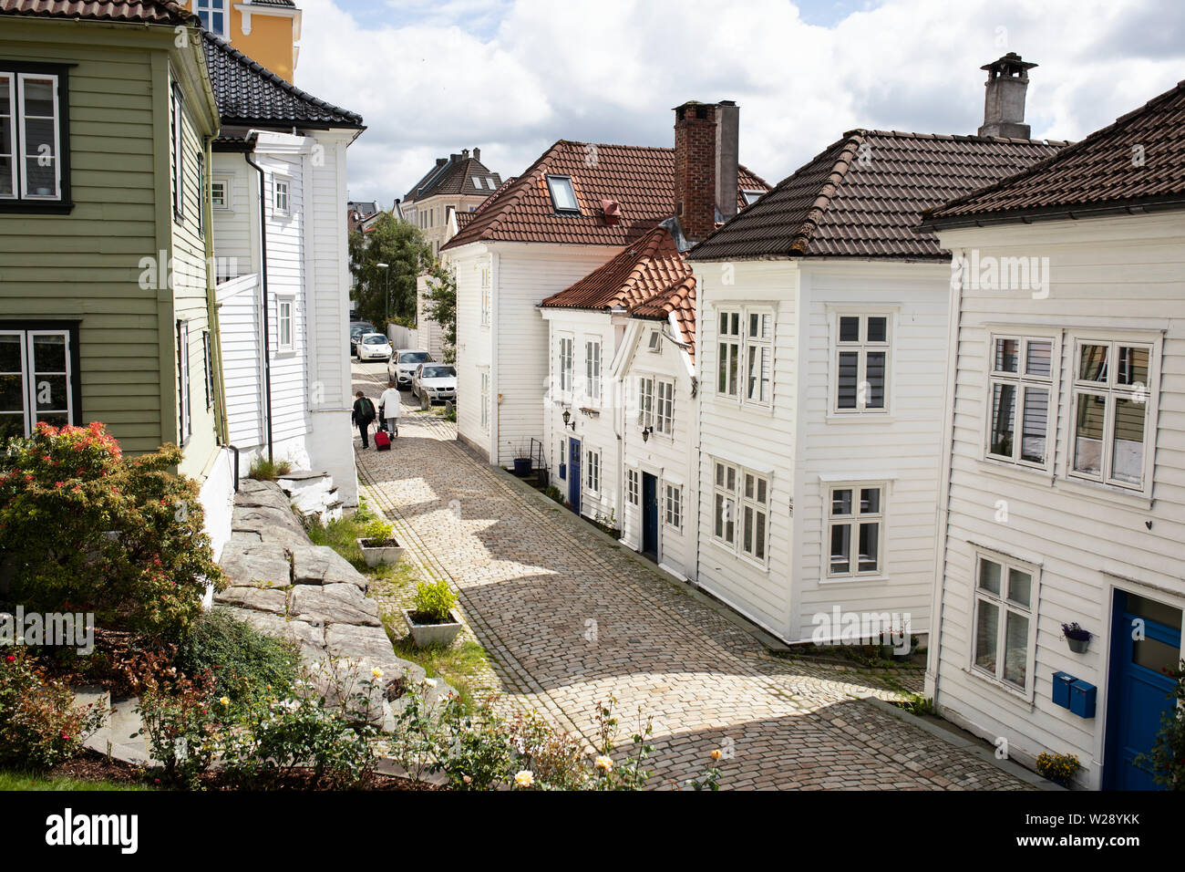 Una strada con architettura tradizionale norvegese nel quartiere di Nordnes a Bergen, Norvegia. Foto Stock