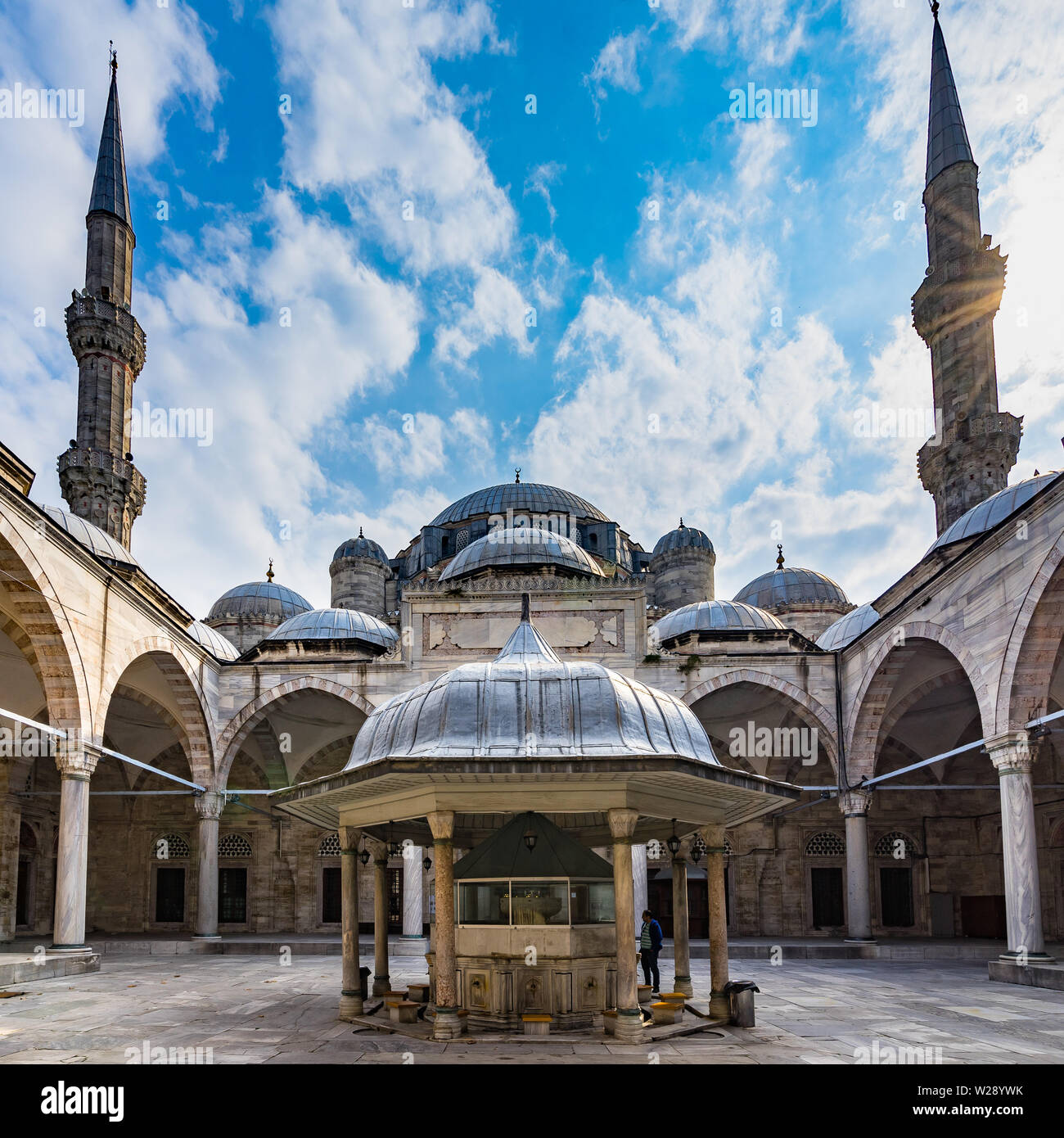 Cortile della moschea Sehzade una moschea imperiale costruito nel XVI secolo e situato nel quartiere di Fatih, Istanbul, Turchia Foto Stock