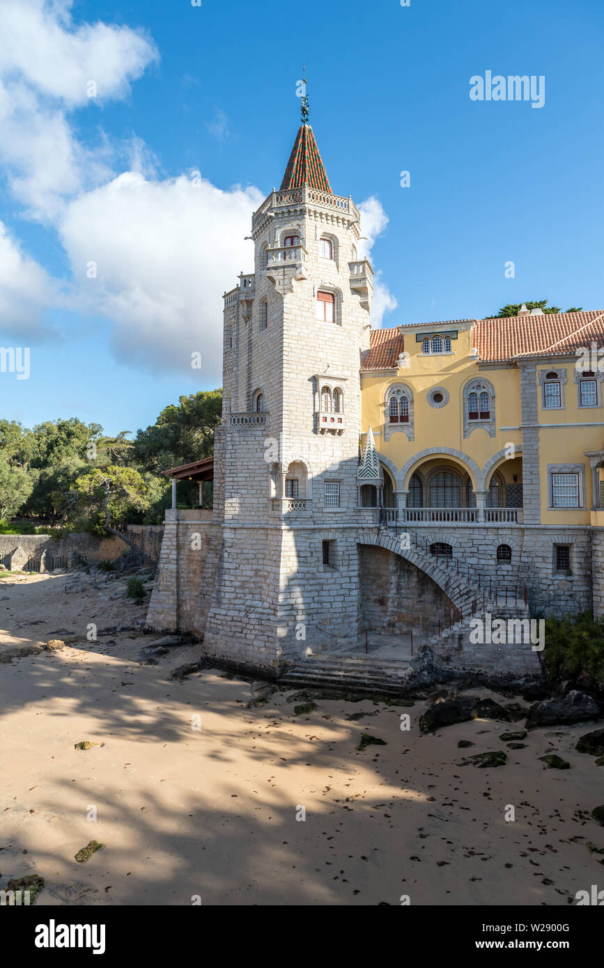 Un bellissimo edificio del Museo Condes de Castro Guimaraes a Cascais, Portogallo . Il Castro Guimaraes museo è ospitata la maggior parte interestin architettonico Foto Stock