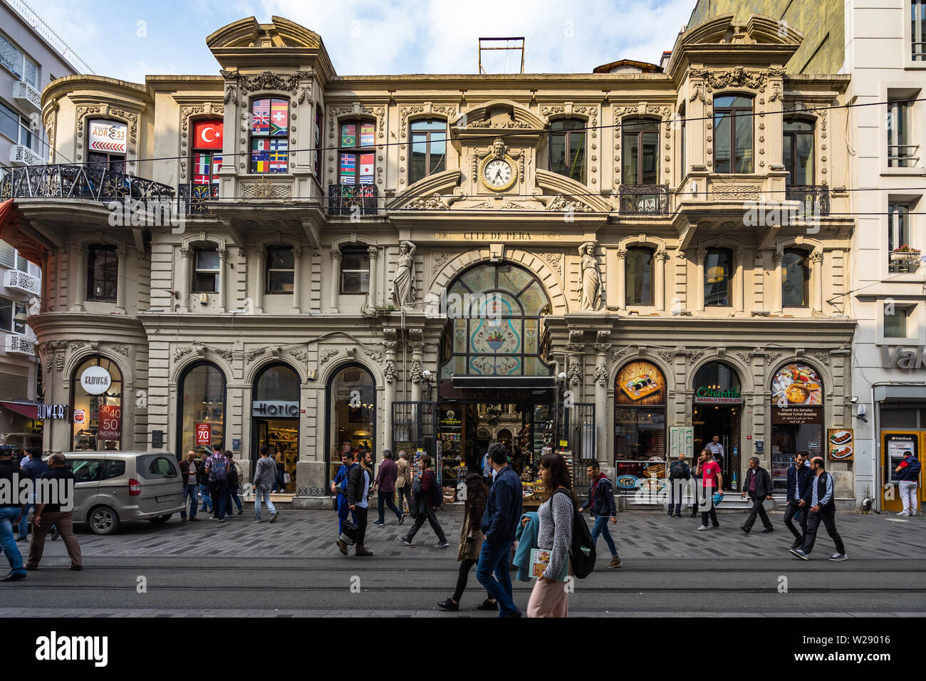 La gente a piedi nella parte anteriore del Cicek Pasaji o Cite de Pera, un celebre storico passaggio su viale Istiklal. Istanbul, Beyoglu, Turchia, Ottobre 2018 Foto Stock