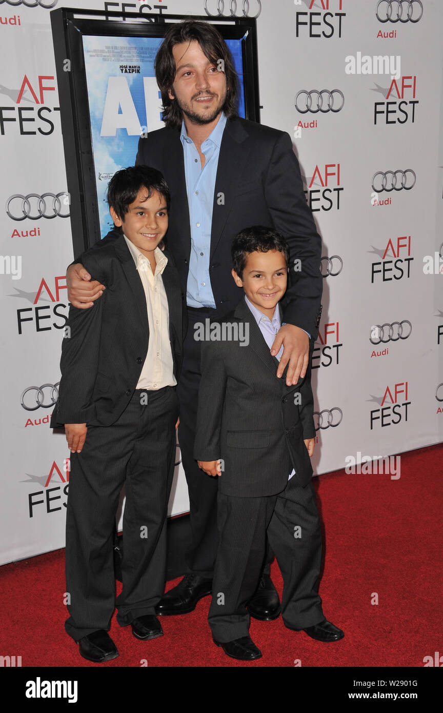 LOS ANGELES, CA. 07 novembre 2010: Direttore Diego Luna con attori Gerardo Ruiz-Esparza & Christopher Ruiz-Esparza all'AFI Fest premiere del loro film 'Abel' a Grauman's Chinese Theater di Hollywood. © 2010 Paul Smith / Featureflash Foto Stock