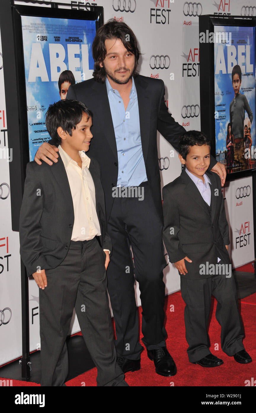 LOS ANGELES, CA. 07 novembre 2010: Direttore Diego Luna con attori Gerardo Ruiz-Esparza & Christopher Ruiz-Esparza all'AFI Fest premiere del loro film 'Abel' a Grauman's Chinese Theater di Hollywood. © 2010 Paul Smith / Featureflash Foto Stock