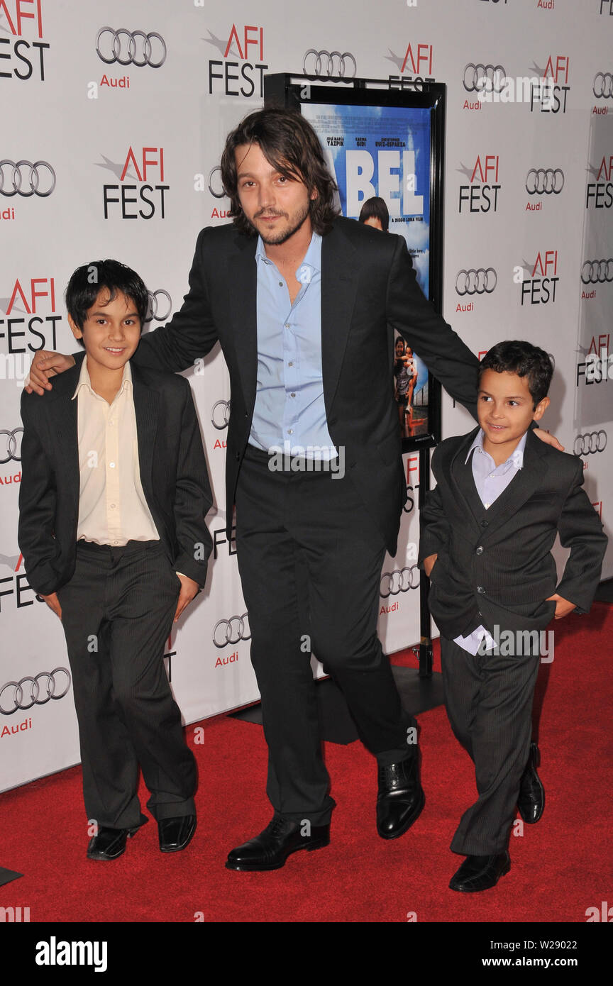 LOS ANGELES, CA. 07 novembre 2010: Direttore Diego Luna con attori Gerardo Ruiz-Esparza & Christopher Ruiz-Esparza all'AFI Fest premiere del loro film 'Abel' a Grauman's Chinese Theater di Hollywood. © 2010 Paul Smith / Featureflash Foto Stock