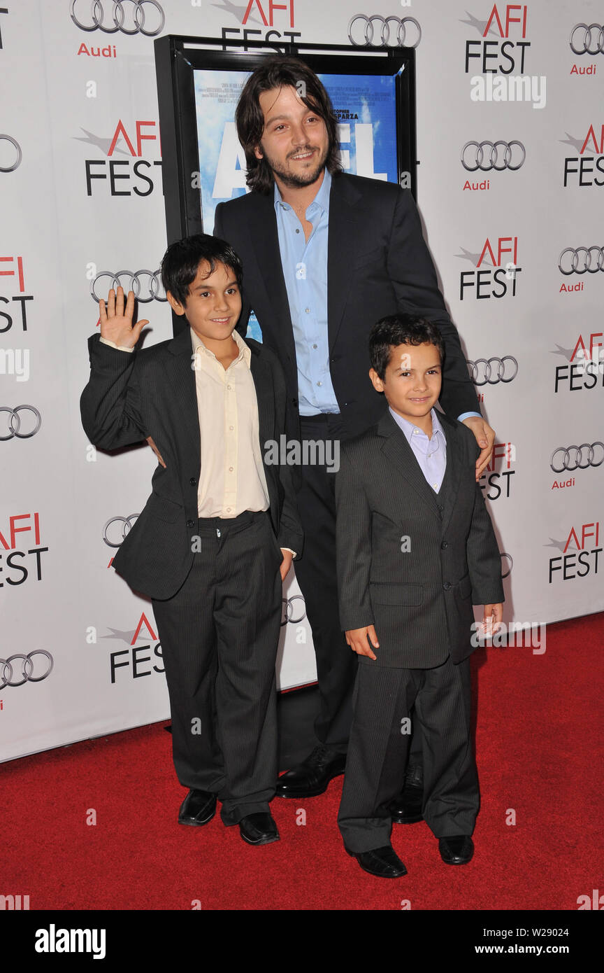 LOS ANGELES, CA. 07 novembre 2010: Direttore Diego Luna con attori Gerardo Ruiz-Esparza & Christopher Ruiz-Esparza all'AFI Fest premiere del loro film 'Abel' a Grauman's Chinese Theater di Hollywood. © 2010 Paul Smith / Featureflash Foto Stock