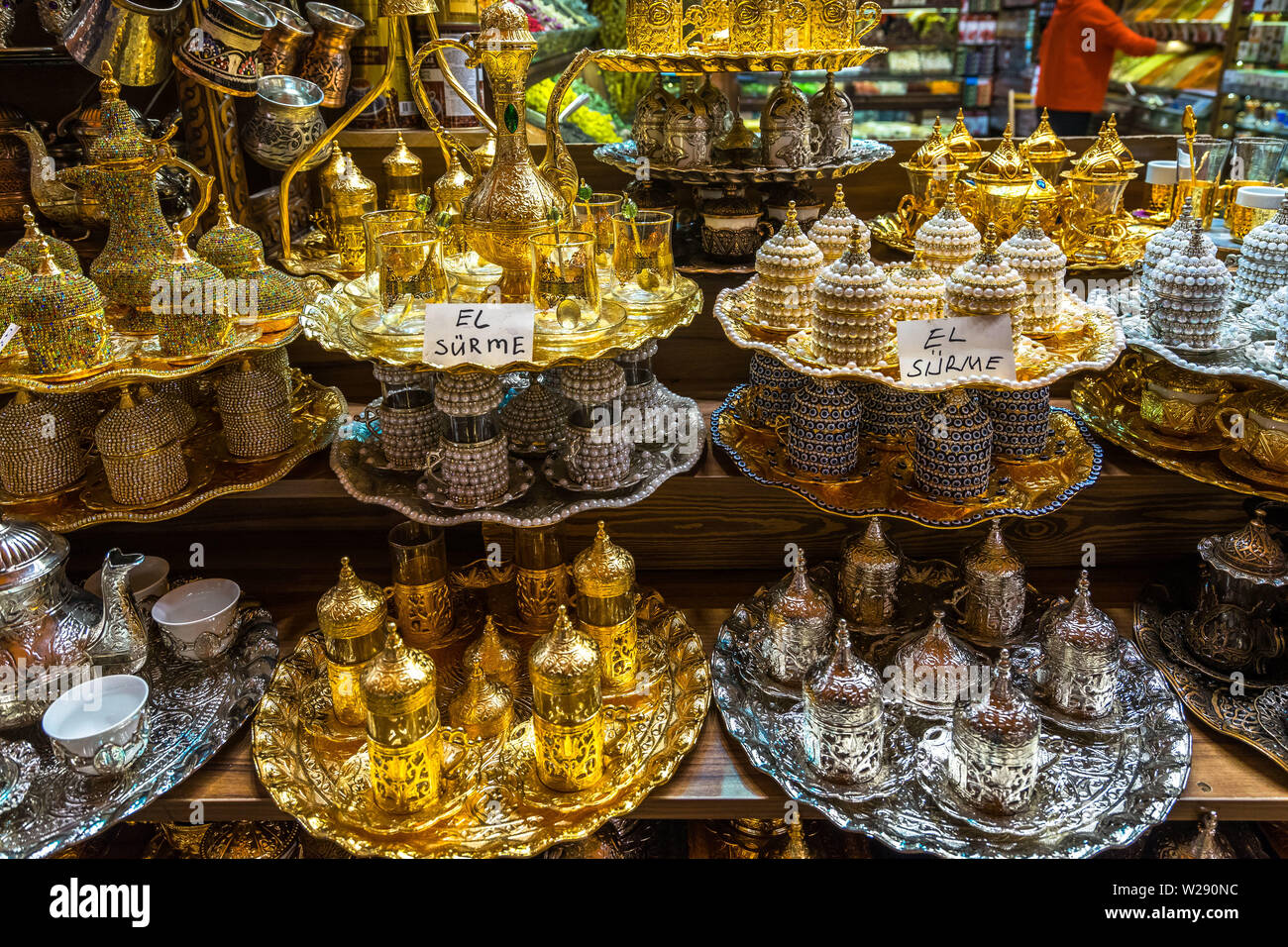 Tipico tè set con teiere e tè bicchieri in vendita in vendita a Istanbul Bazar delle Spezie (il Bazaar Egiziano), Turchia, Foto Stock