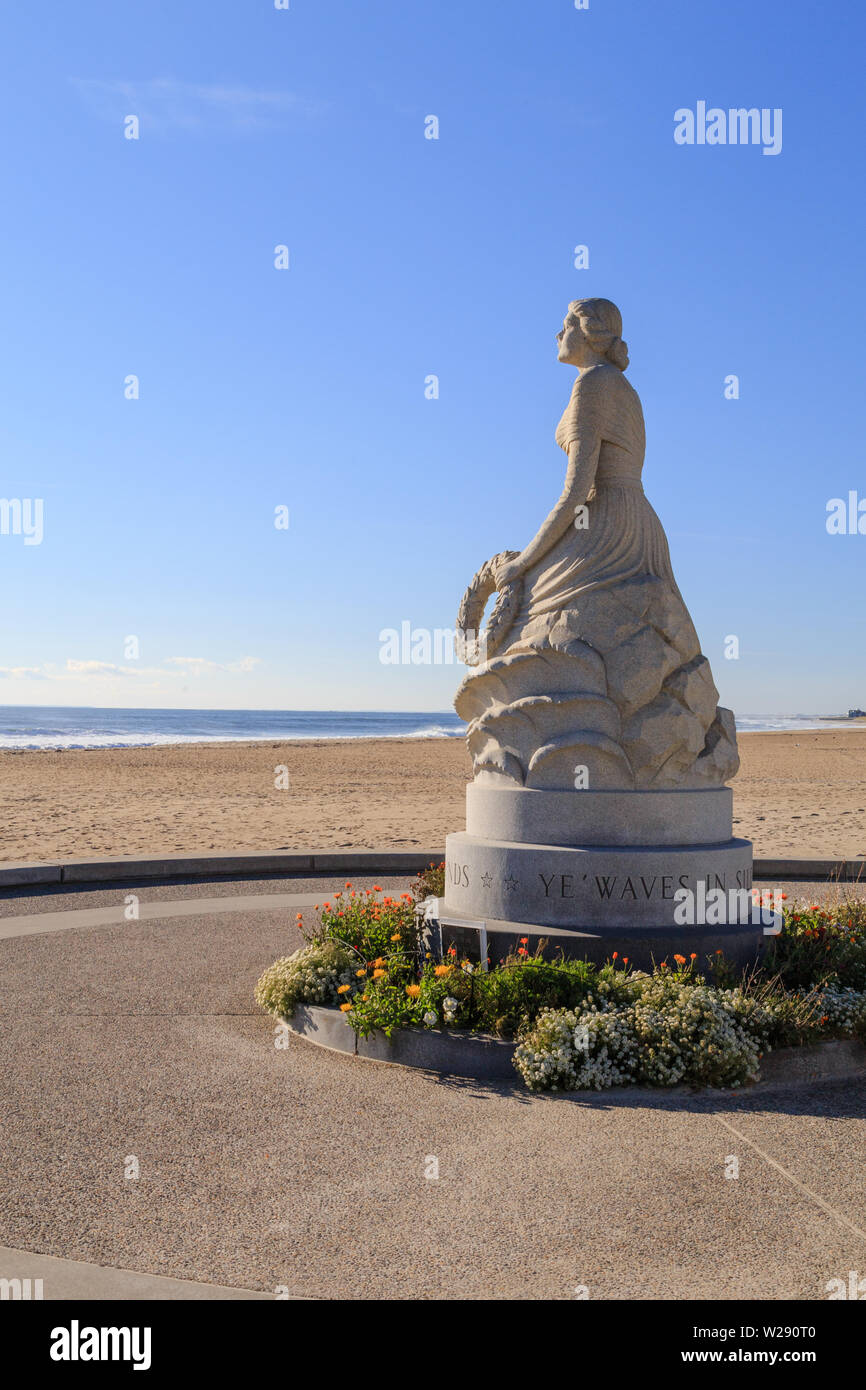Il N.H.Marine Memorial è il N.H.statua in granito dedicato a tutti serviceperson perso o sepolto in mare durante la Guerra Mondiale ll. Hampton Beach, NH, Stati Uniti d'America. Foto Stock
