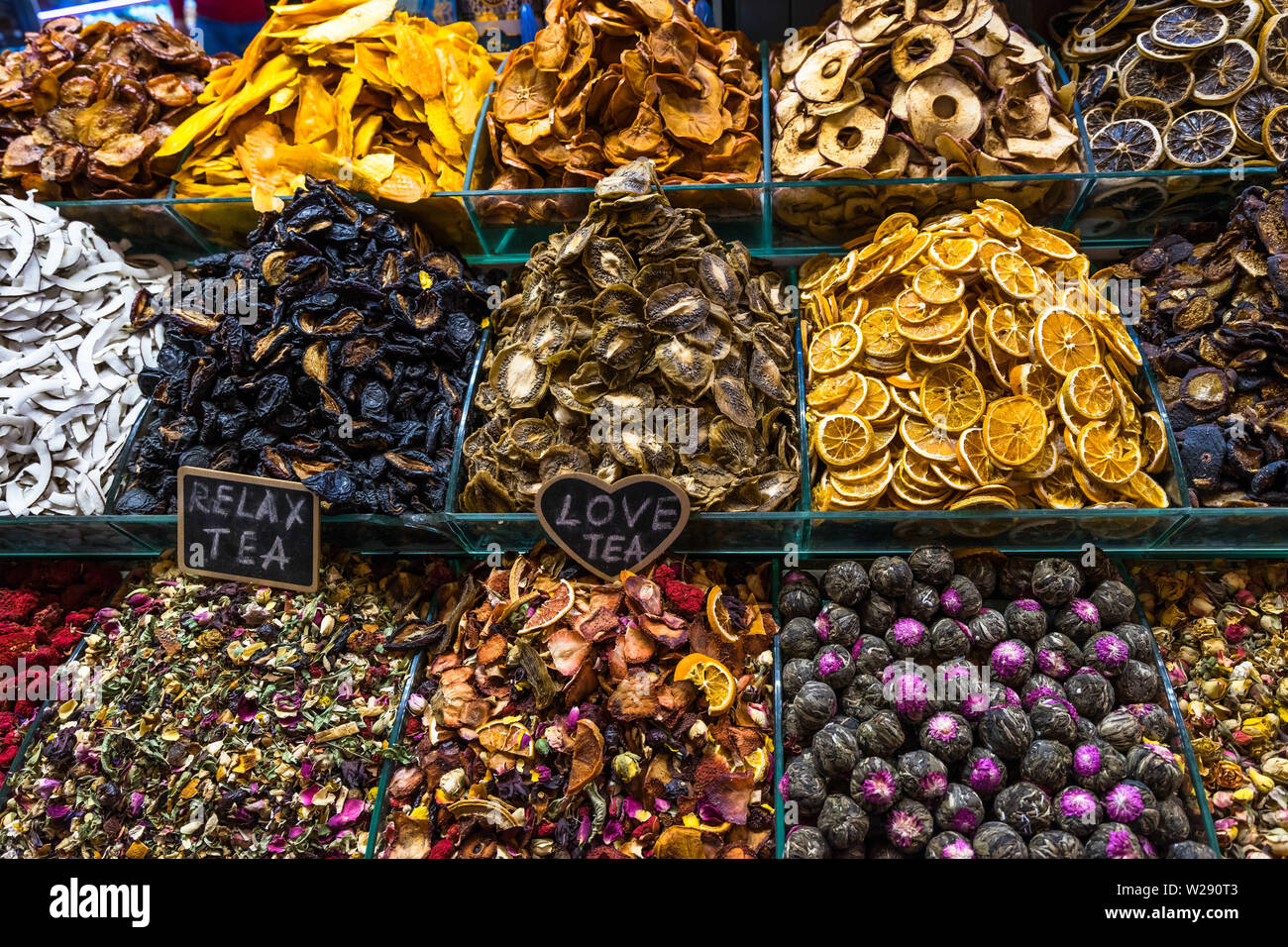 Frutta secca e spezie in vendita a Istanbul Bazar delle Spezie (il Bazaar Egiziano), Turchia, Foto Stock